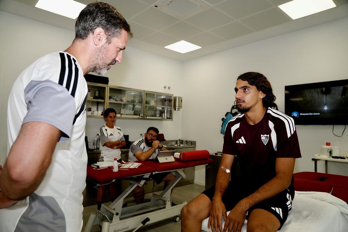 Reconocimiento médico de los jugadores del Sevilla FC.