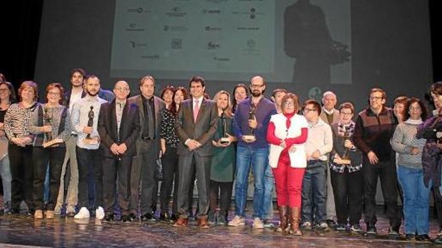 La foto de grup amb tots els guardonats en els premis Ciutat d&#039;Igualada