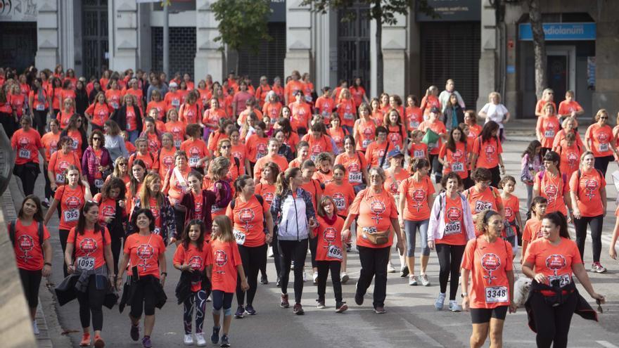 Les dones tornen a tenyir Girona de rosa