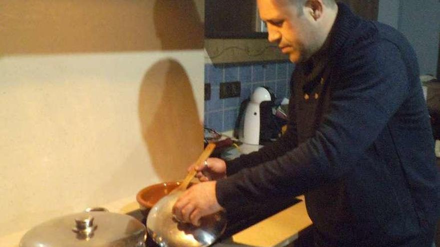 Alejandro Da Cuña en su cocina elaborando uno de los platos. // D.P.