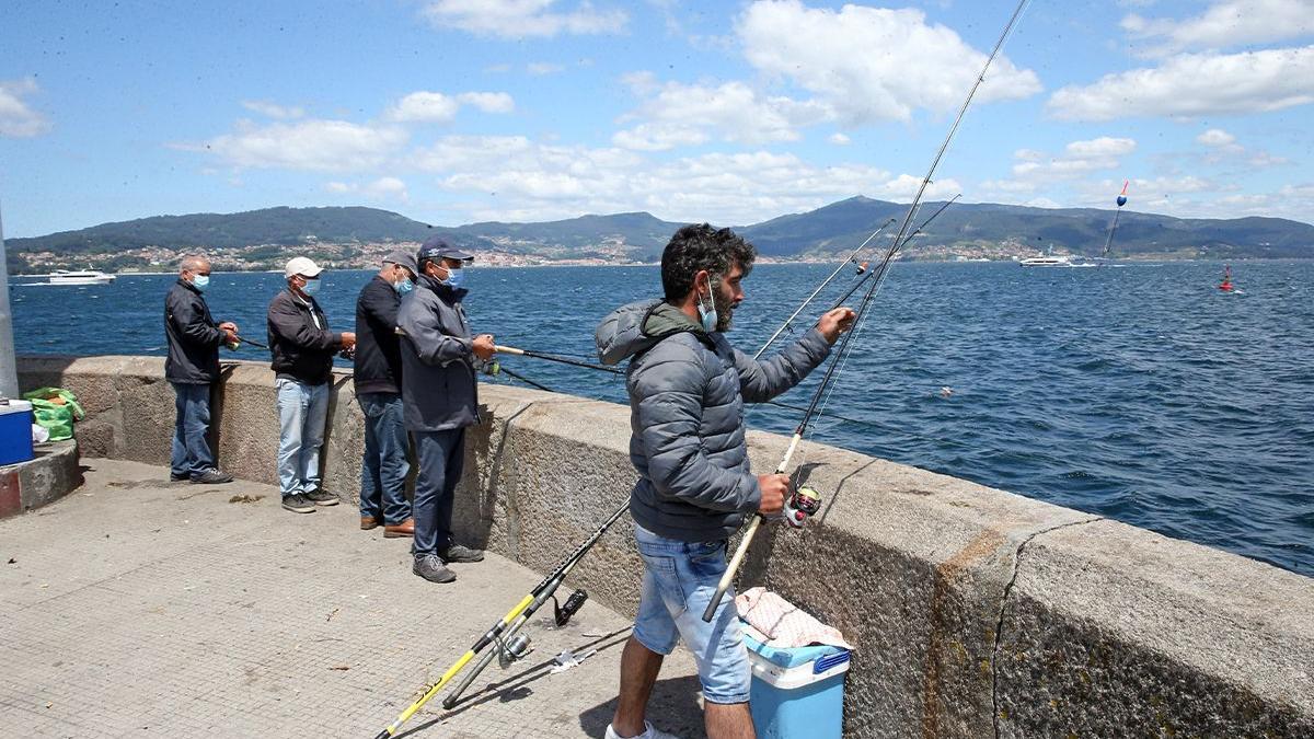 Varios pescadores recreativos, ayer