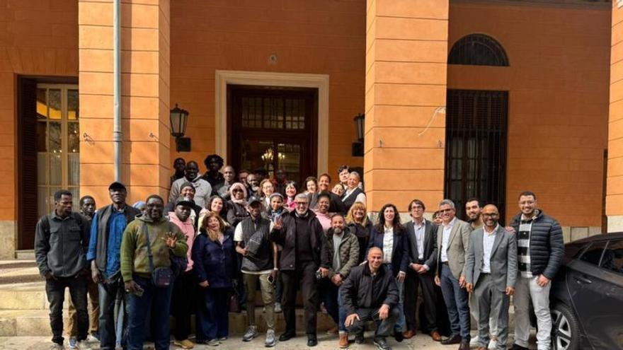 Un centenar de migrantes presencian el rechazo de PP y Vox a la regularización de Sánchez