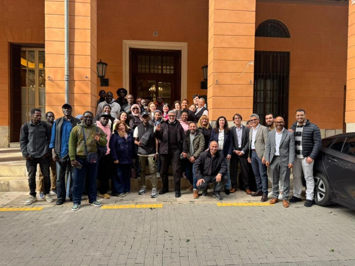 Un centenar de personas ha acudido al Parlament a presenciar el rechazo de PP y Vox al proceso de regularización
