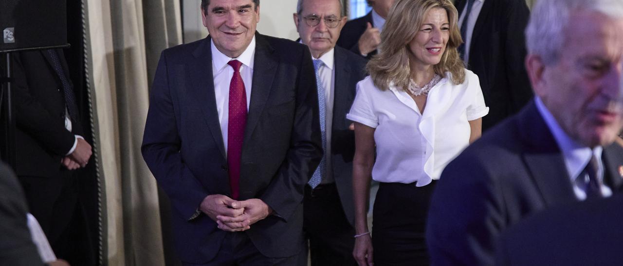 Los ministros José Luis Escrivá y Yolanda Díaz en el foro Nueva Economía.