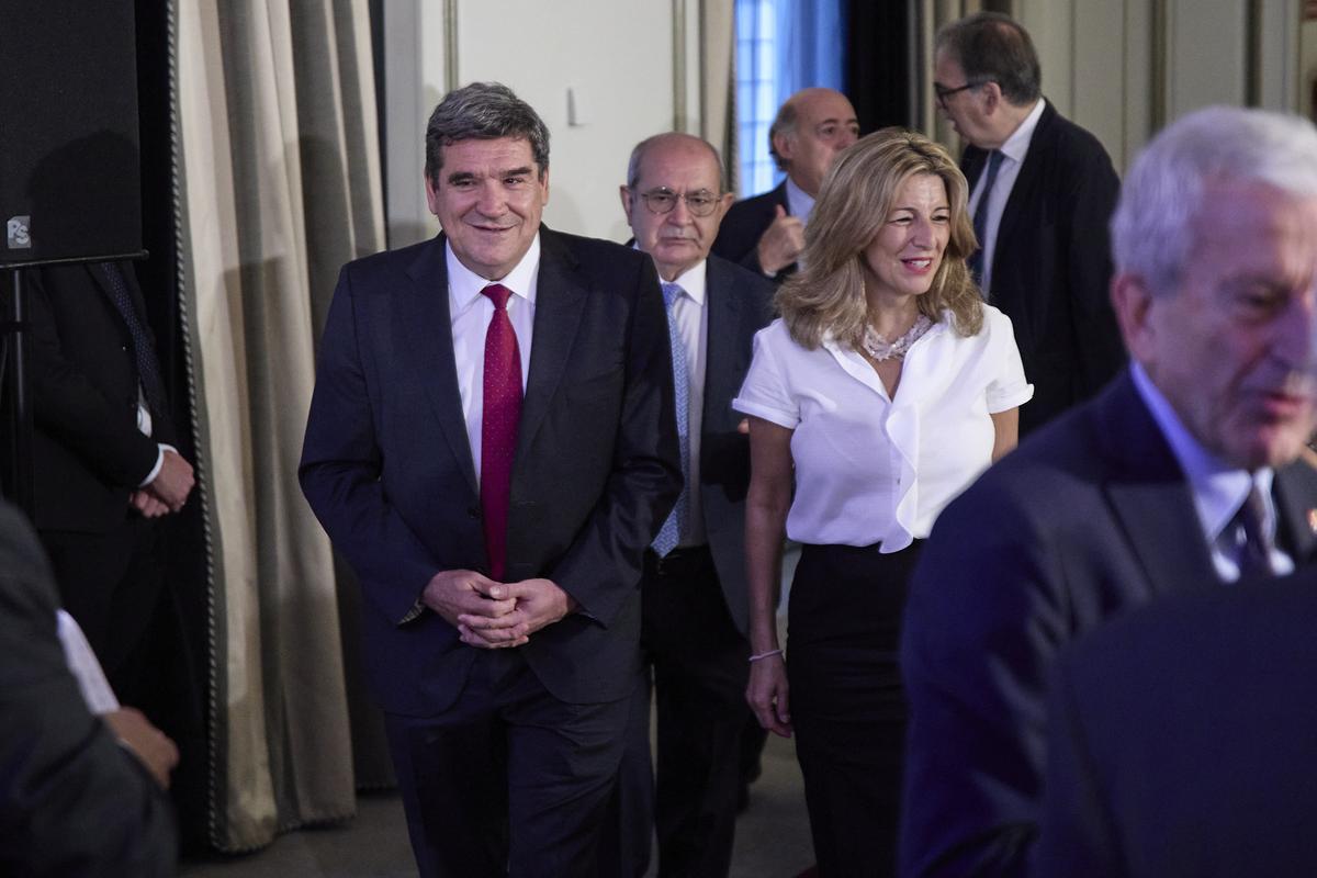 Los ministros José Luis Escrivá y Yolanda Díaz en el foro Nueva Economía.