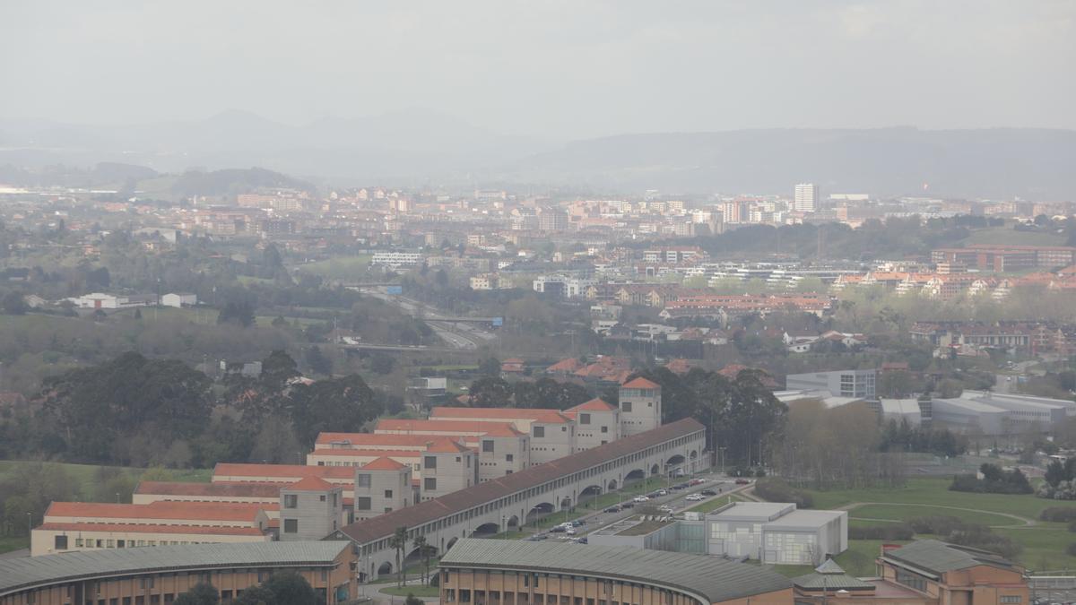 Vista de Gijón desde la torre de la Laboral, este viernes.