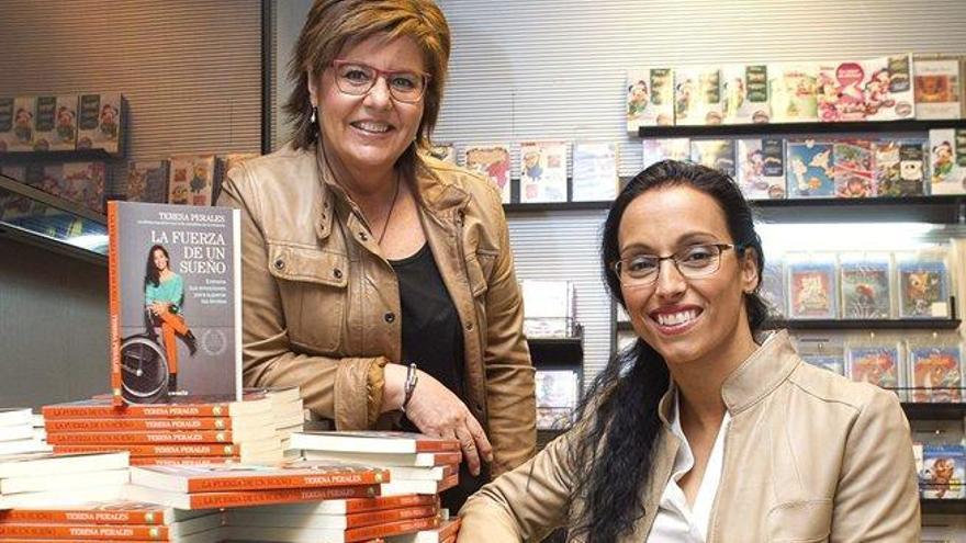 Teresa Perales, con María Escario.