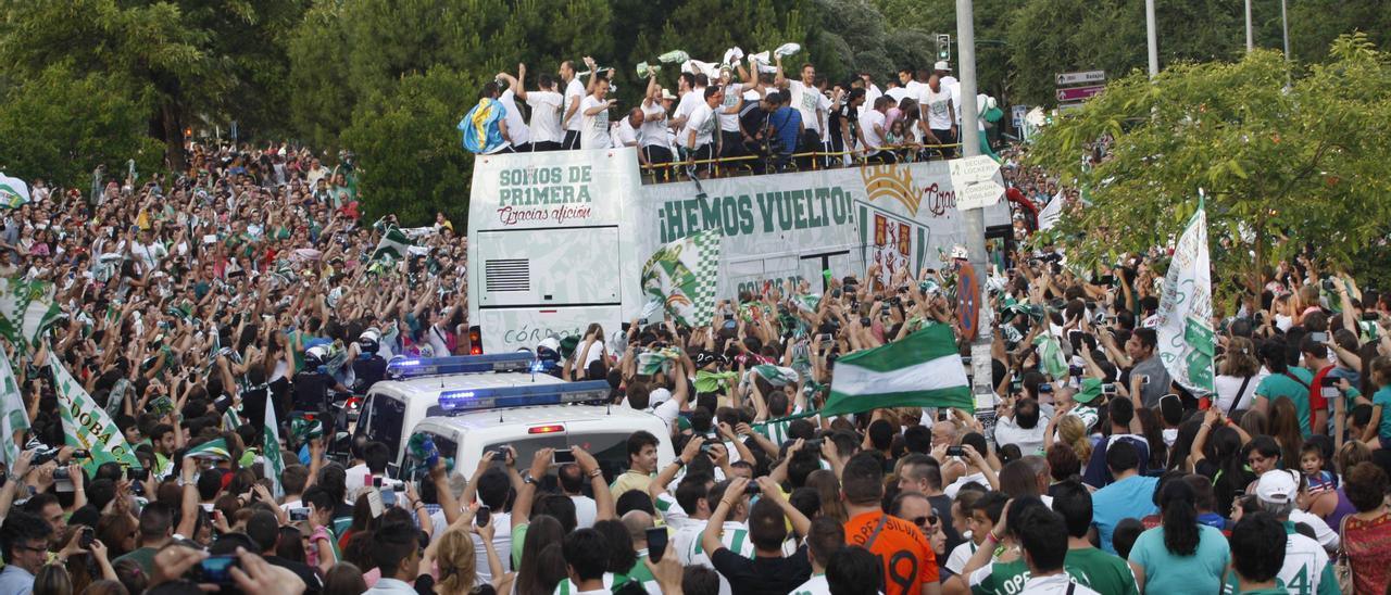 Multitudinario recibimiento a la plantilla del Córdoba CF tras su regreso de Las Palmas después de conquistar el ascenso a Primera División tras 42 años de espera.