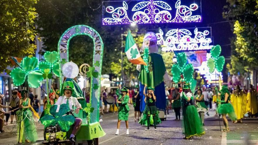 El público llenó las calles del desfile. | DAVID REVENGA