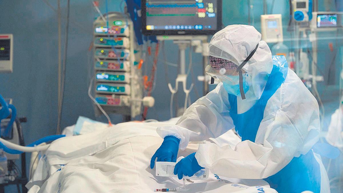 Un paciente de covid, en la UCI de un hospital.