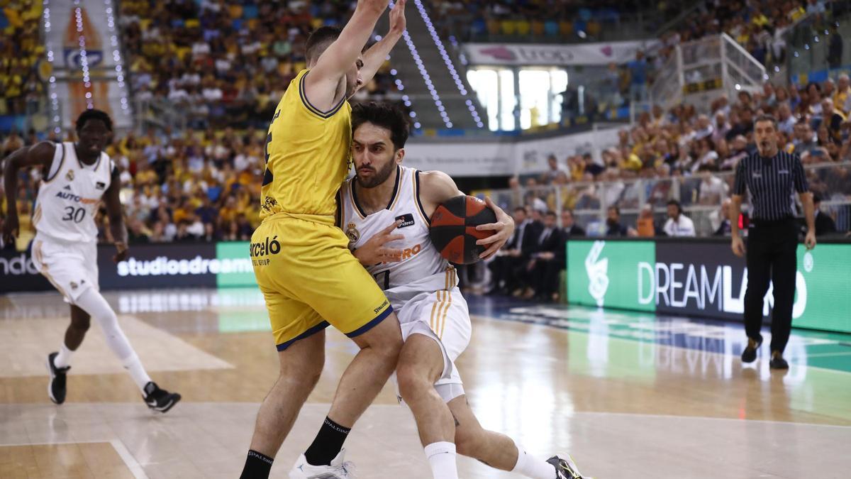 Ferran Bassas intenta frenar una penetración de Facundo Campazzo.