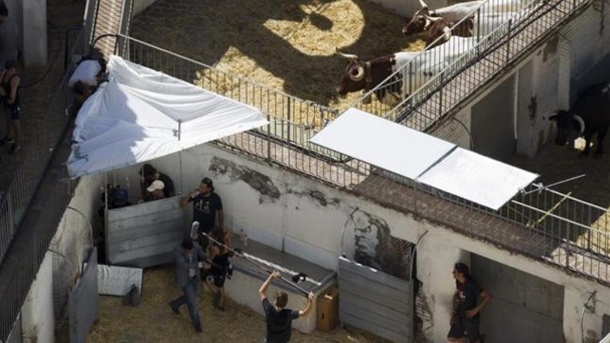 Un actor con una pistola, junto a los corrales de los toros en la Monumental, durante el rodaje de 'The gunman'