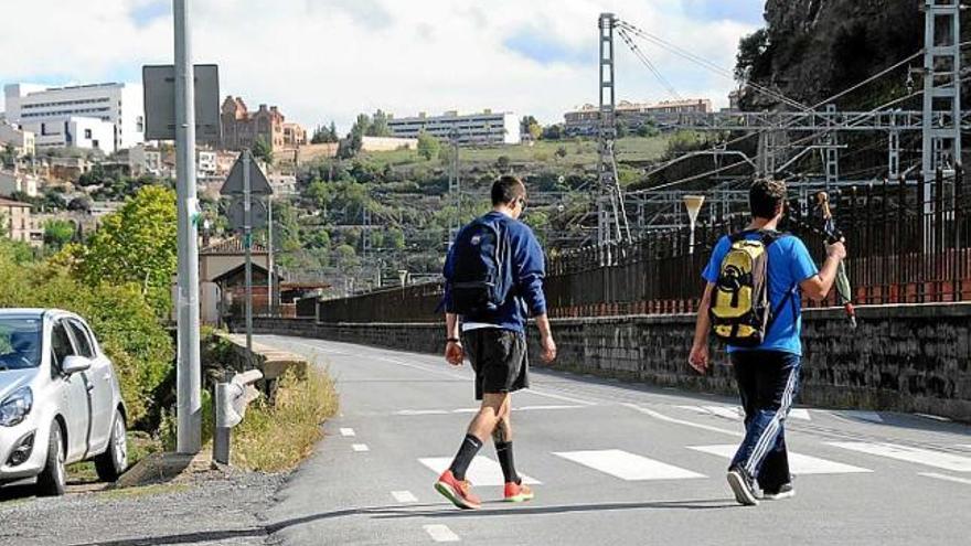 Un pas de vianants connecta l&#039;aparcament improvisat a tocar del pont, que està en unes condicions pèssimes, amb el recinte de la Renfe