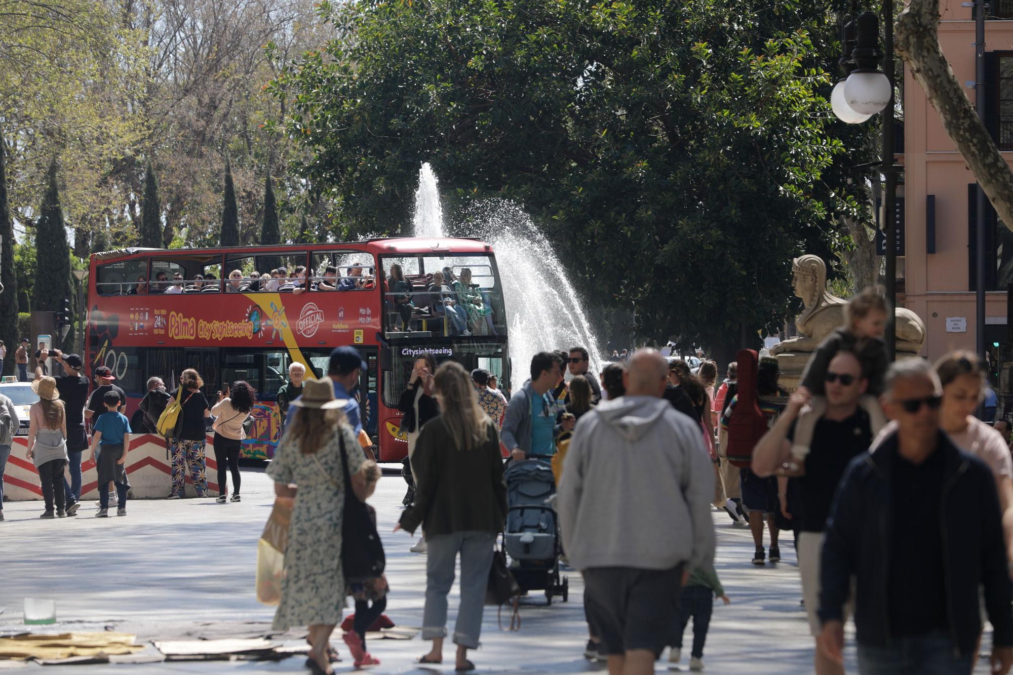 Mallorca empieza a rebosar: los turistas llenan las playas y también el centro de Palma