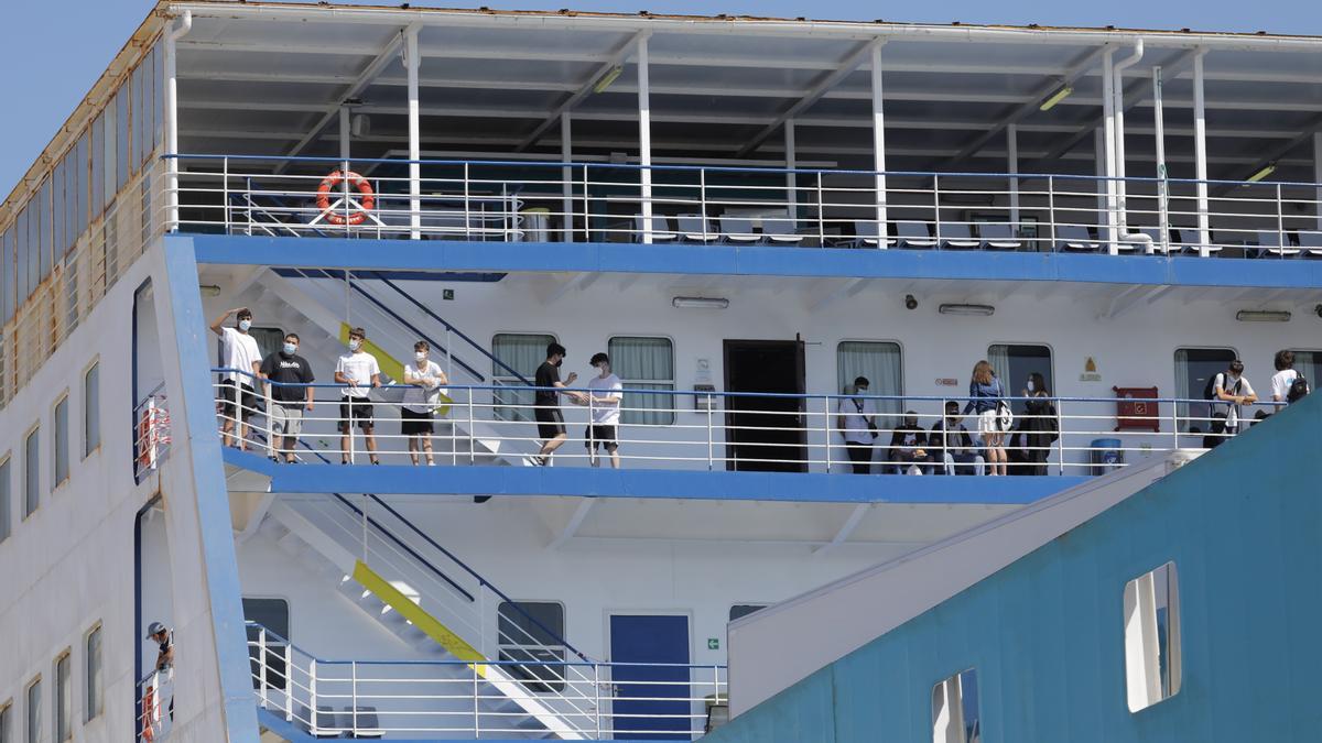 Llega a València el barco de Baleària con los 118 estudiantes del 'macrobrote' de Mallorca