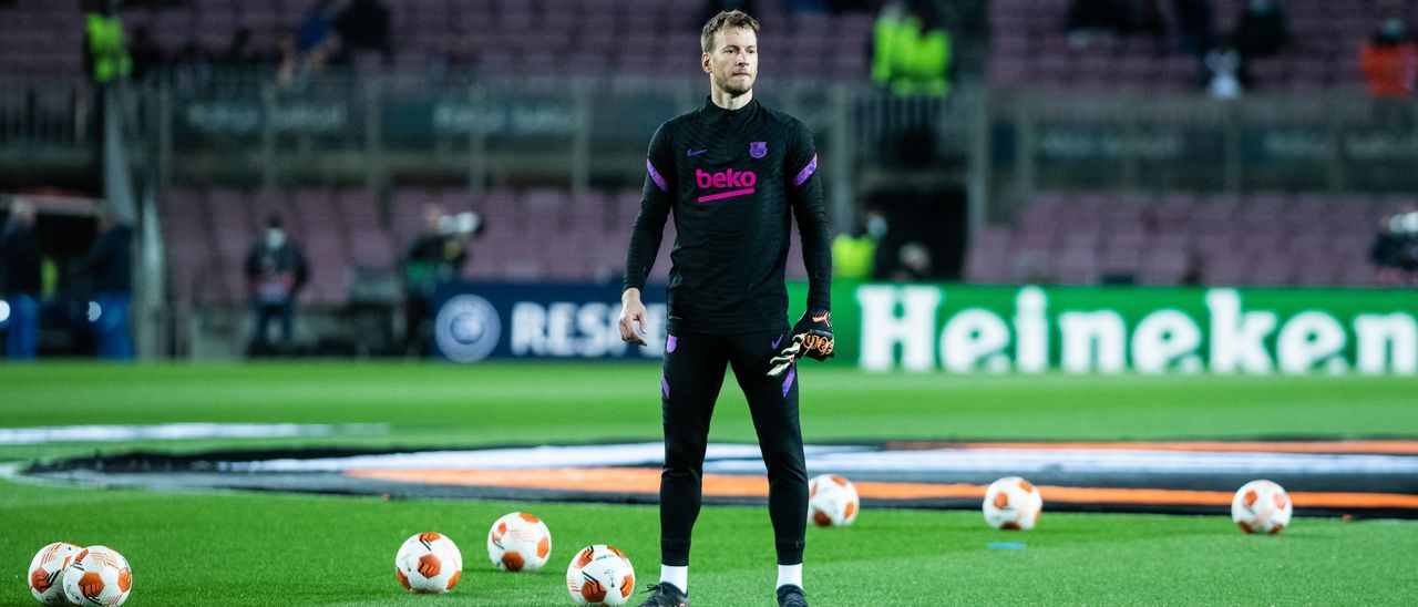 Neto, en un calentamiento con el Barcelona.