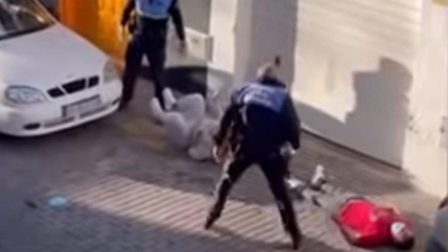 Dos agentes de la policía local de Arrecife golpean a dos personas que grababan una detención