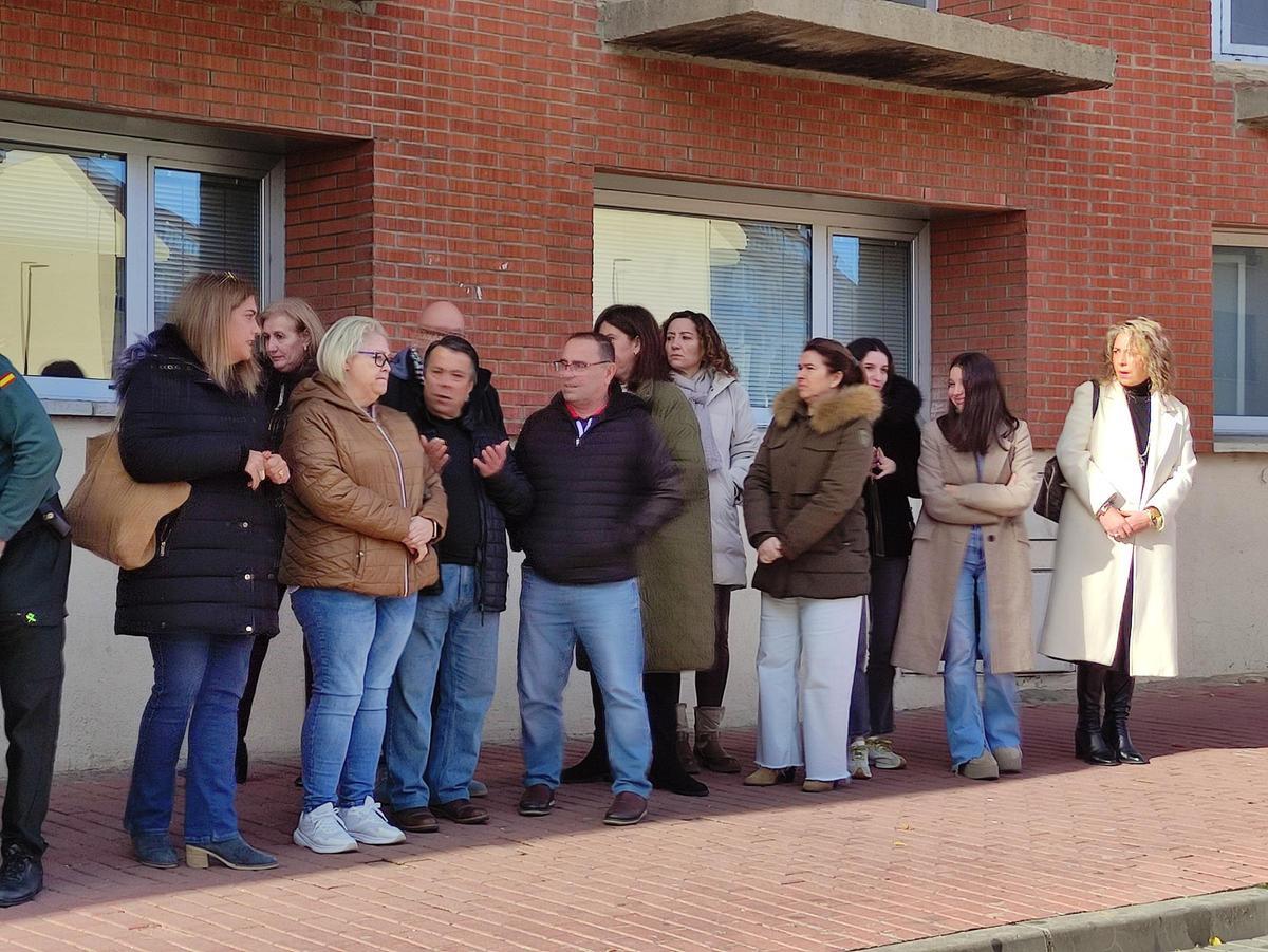 Representantes socialistas en el acto, junto a algunos trabajadores municipales.