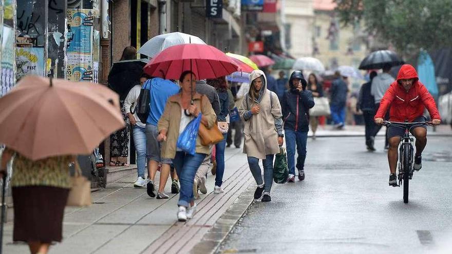 Los paraguas volvieron a las calles de Pontevedra después de un mes sin lluvias. // Gustavo Santos