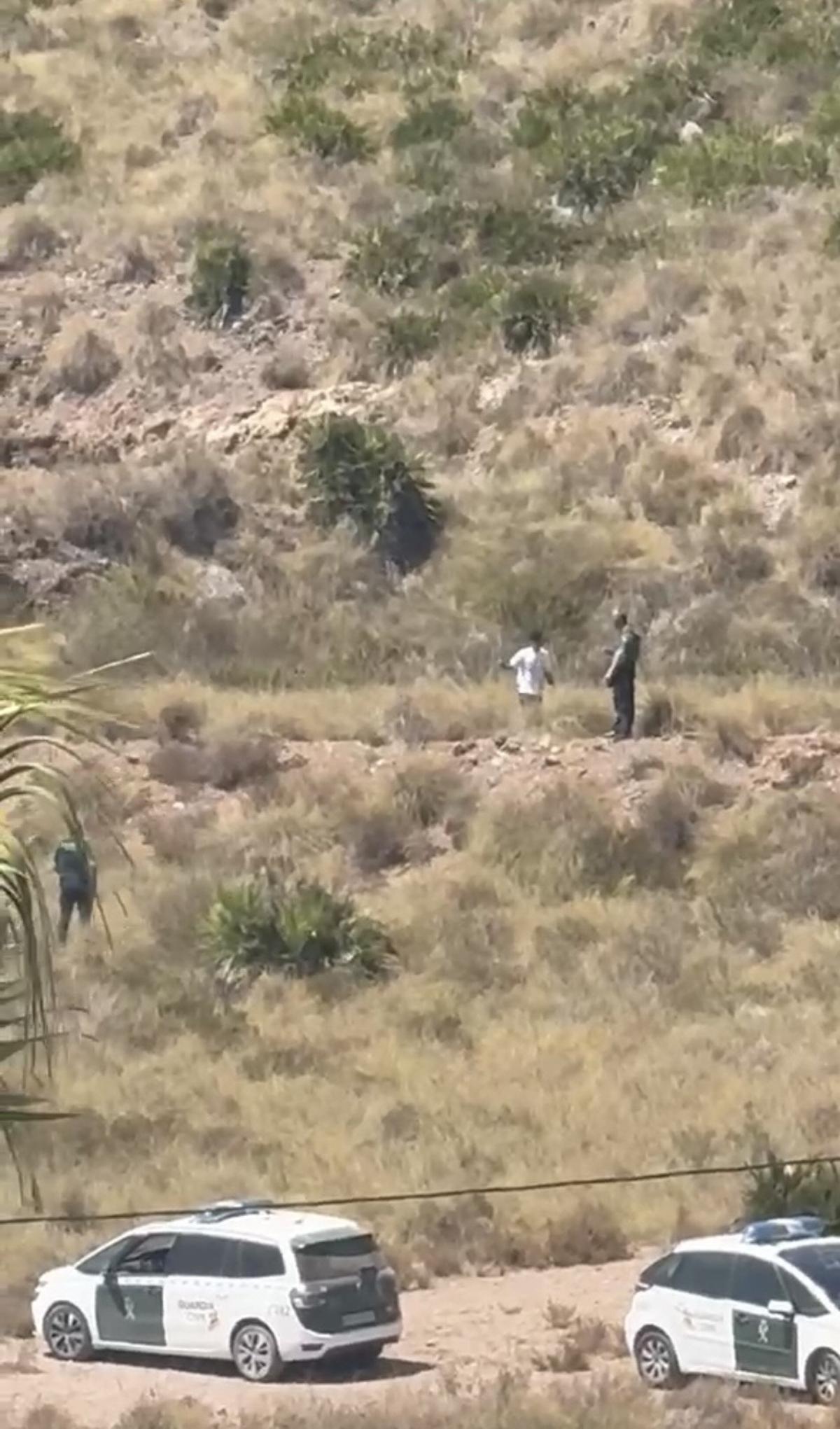 La Guardia Civil busca en una zona de monte a los migrantes.