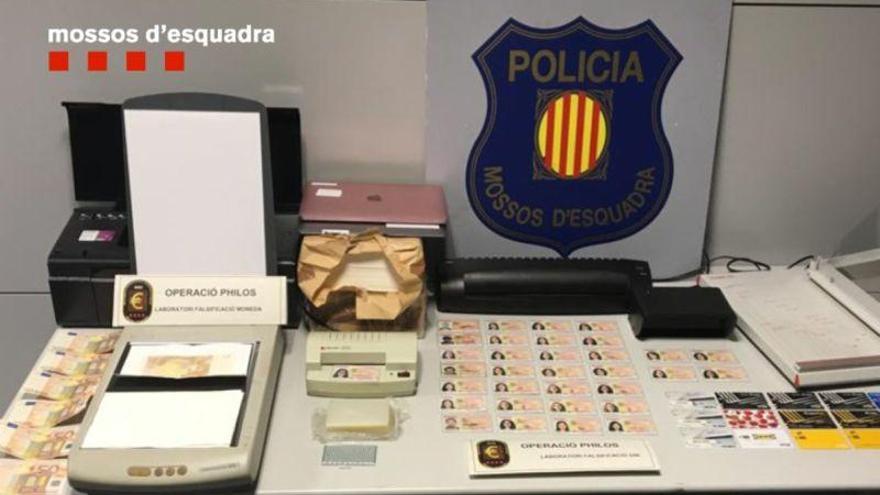 Los mossos desarticulan una red que falsificaba dinero, DNI y nóminas