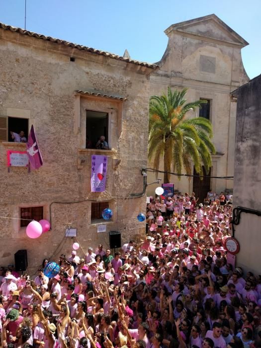 In Anlehnung an eine Dorflegende erfanden die Menschen in Sineu eine Fabelgestalt, halb Stier, halb Teufel, mit einer rosa Blume geschmückt: den Muc. Unter diesem Namen wurde er erstmals 2003 gefeiert. Seither strömen Jahr für Jahr, stets am 14. August, immer mehr rosa bekleidete Anhänger nach Sineu.