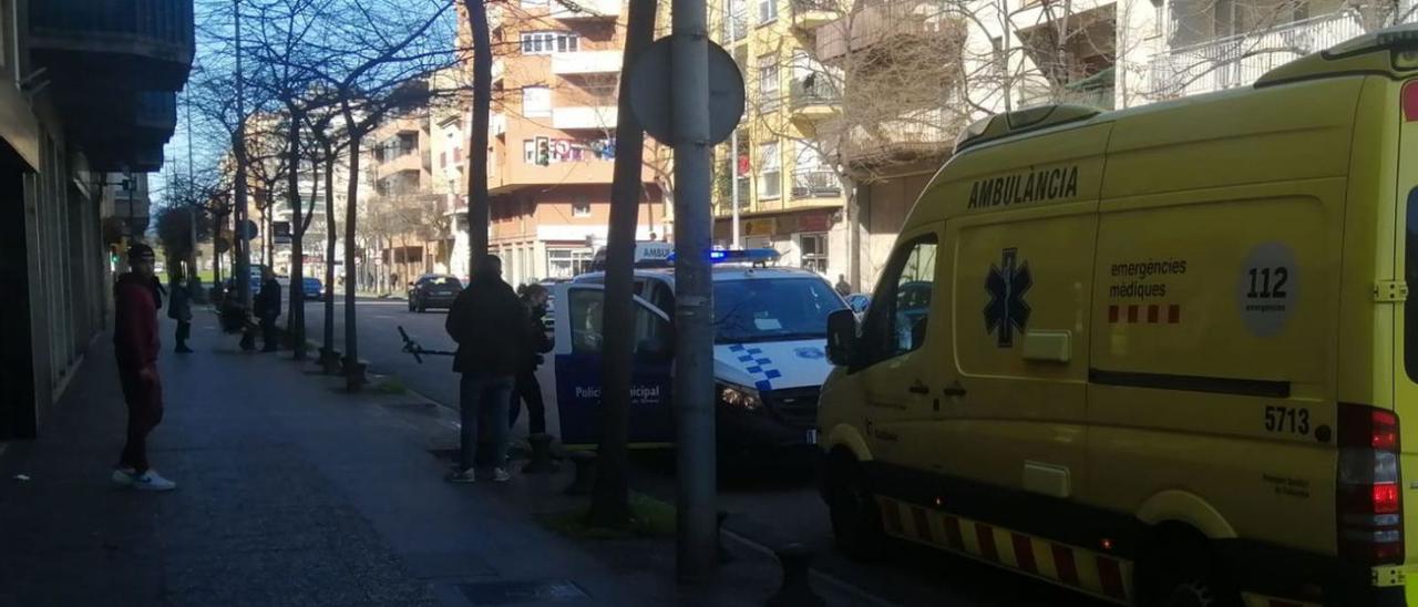 Policia i sanitaris al passeig d’Olot després d’un accident entre un vianant i un patinet. | ALBERT SOLER/ARXIU