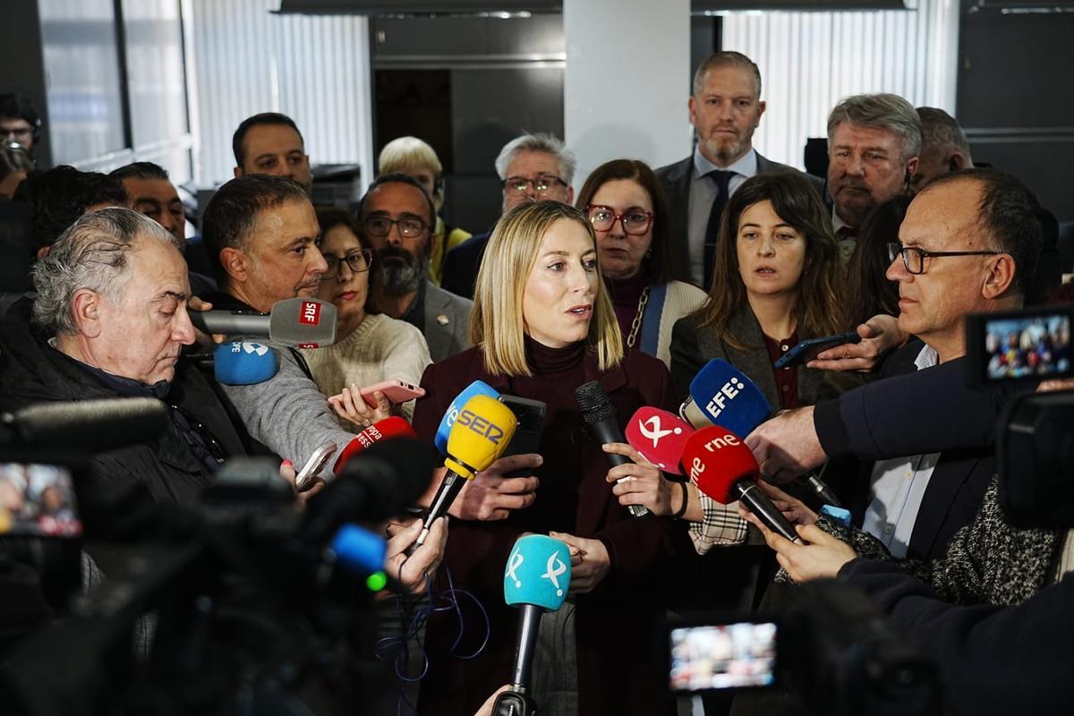La presidenta extremeña en funciones, María Guardiola, atiende a los medios este martes.
