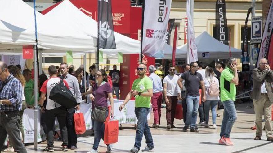 La plaza de las Aulas acogió ayer la Feria del Corredor y por ella pasaron más de dos mil deportistas.