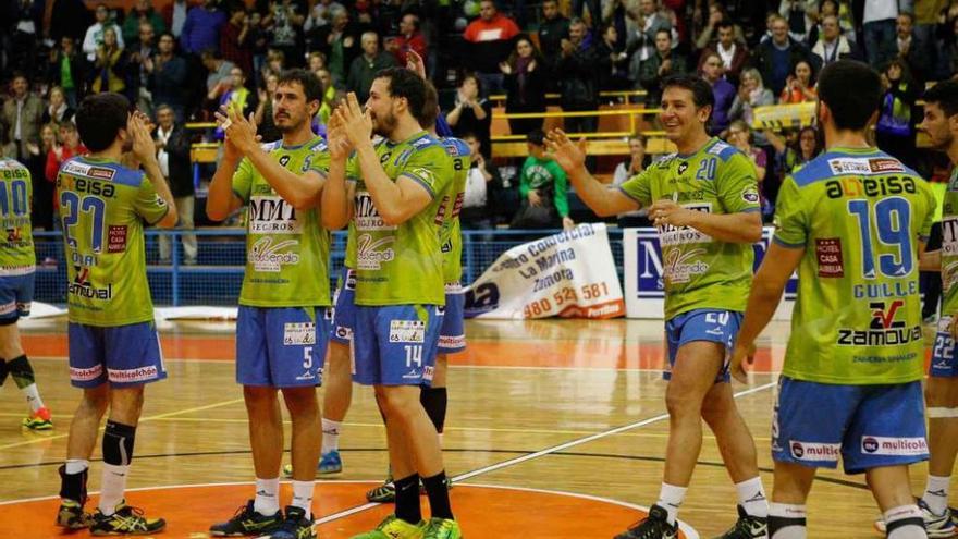 Los jugadores se despiden de la afición, que acabó contenta con el desempeño de su equipo.