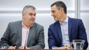 Santos Cerdán, ex número tres del PSOE, junto a Pedro Sánchez en una imagen de archivo durante un acto del PSOE.