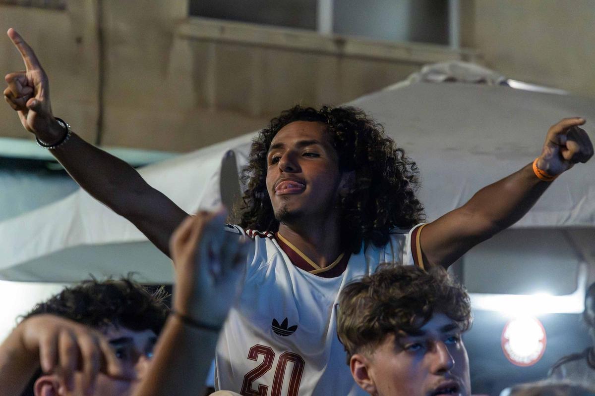 La alegría española y la tristeza francesa: así vivieron sus aficiones el partido decisivo en el centro de Alicante