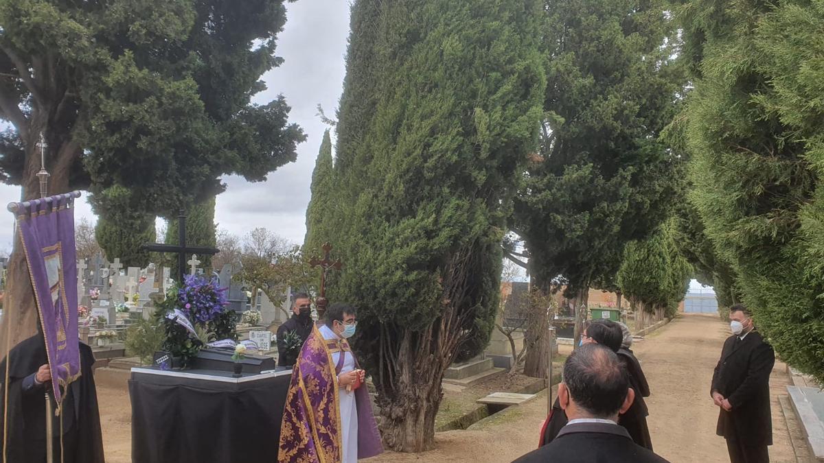 Actos celebrados en el cementerio por la Cofradía de Jesús Nazareno y Ánimas de la Campanilla