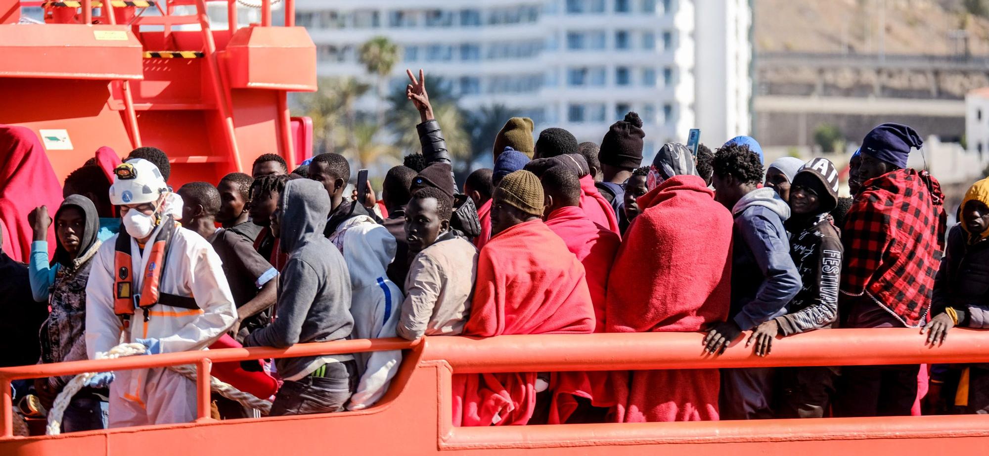 Salvamento Marítimo traslada a 115 migrantes al muelle de Arguineguín