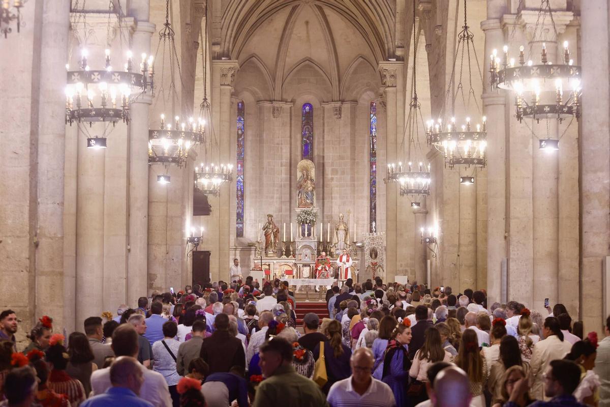 La hermandad del Rocío de Córdoba parte hacia Almonte entre imágenes de fe y emoción