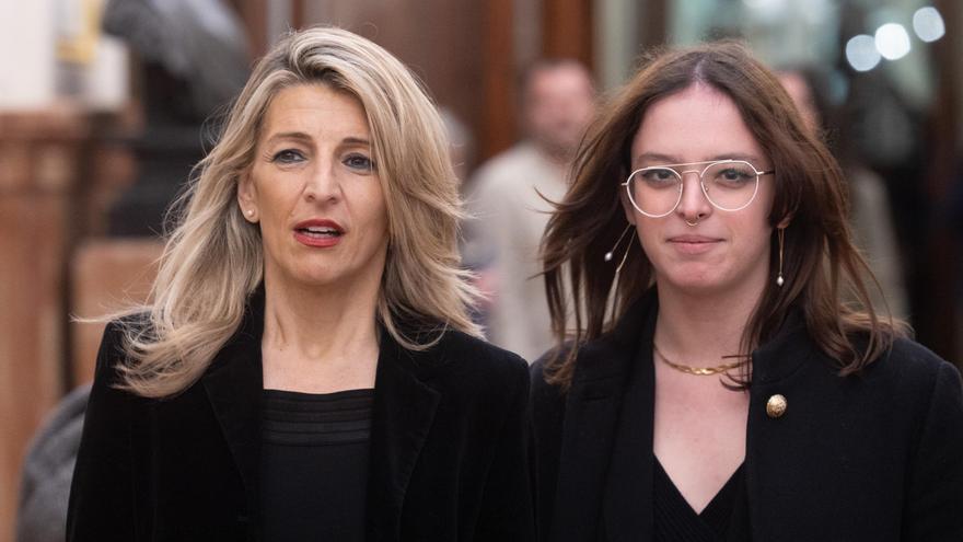 La vicepresidenta segunda y ministra de Trabajo y Economía Social, Yolanda Díaz (i) y la secretaria de Comunicación de Sumar, Elizabeth Duval (d), durante una sesión plenaria, en el Congreso de los Diputados, a 25 de febrero de 2025, en Madrid (España).