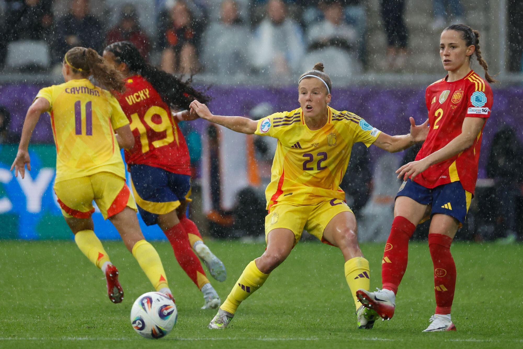 THUN (SUIZA), 07/07/2025.- La jugadora de la selección de Bélgica Laura Deloose, y la jugadora de la selección de España Ona Batlle, durante el partido de la segunda jornada de la fase de grupos de la Eurocopa 2025 entre la selección de España y la selección de Bélgica, este lunes en el Stockhorn Arena en Thun, Suiza.-EFE/ Ana Escobar