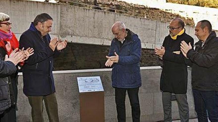 Moment després de la descoberta de la placa. Ruiz-Huerta (tercer per la dreta) no va poder amagar l&#039;emoció