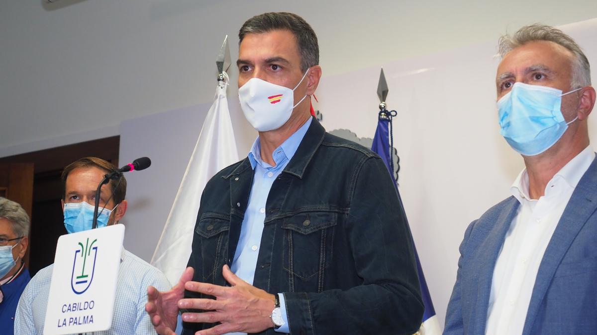 Pedro Sánchez, Ángel Víctor Torres y Mariano Hernández Zapata, en la rueda de prensa de ayer en La Palma.