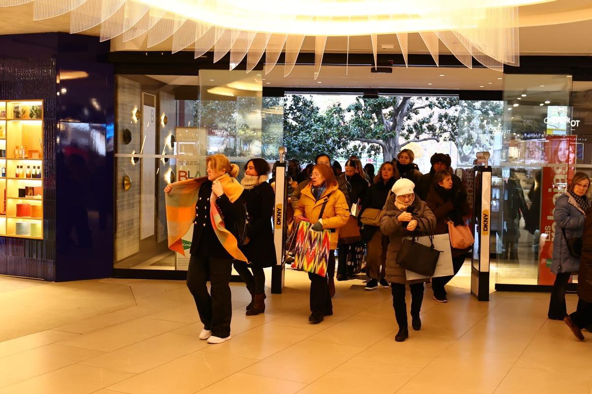 En imágenes | Comienzan las rebajas de invierno en Zaragoza