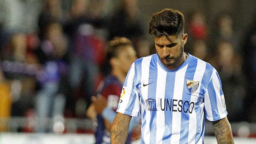 Samuel García, cabizbajo tras caer derrotado con el Málaga en Ipurua frente al Eibar (1-0).