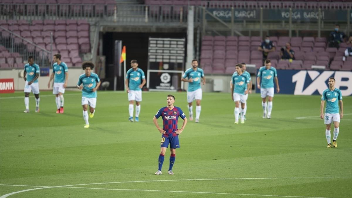 Sergi Roberto, cariacontecido mientras los jugadores de Osasuna celebran el 0-1.