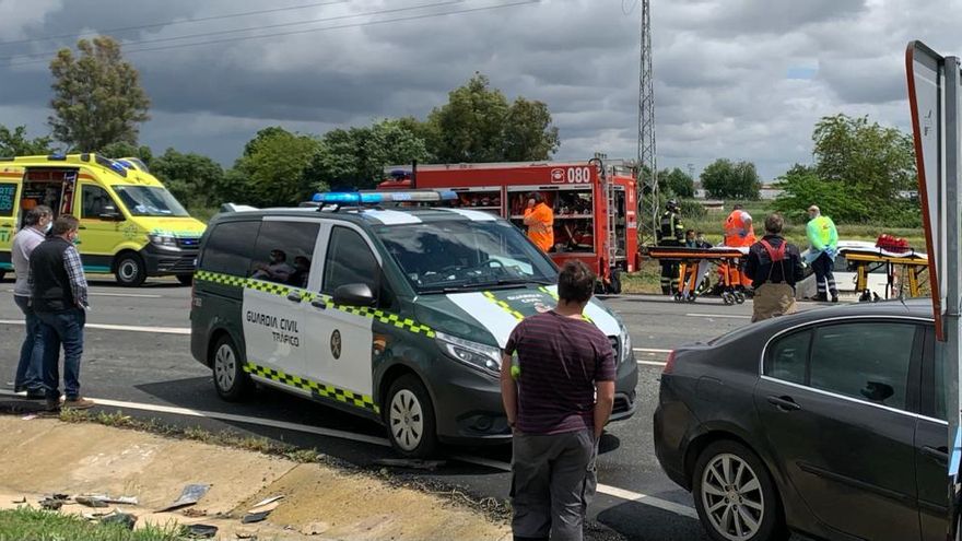 Efectivos de emergencia en el lugar del accidente entre las dos furgonetas.