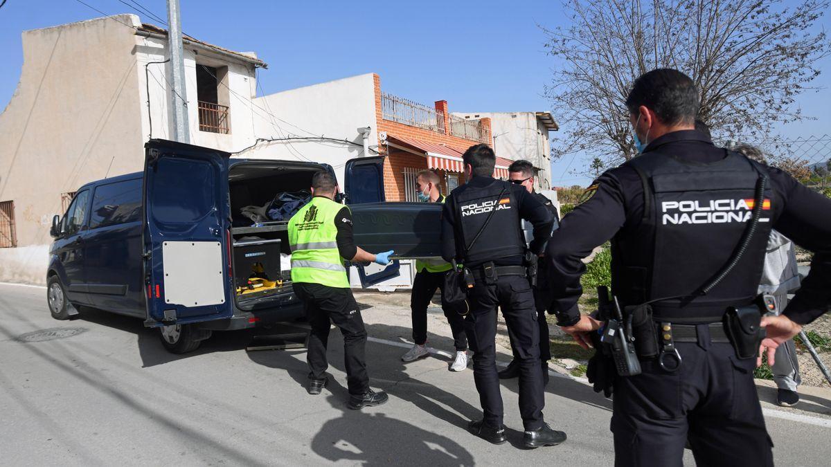 Levantamiento de uno de los dos cadáveres hallados en la casa de Rincón de Seca. ISRAEL SANCHEZ