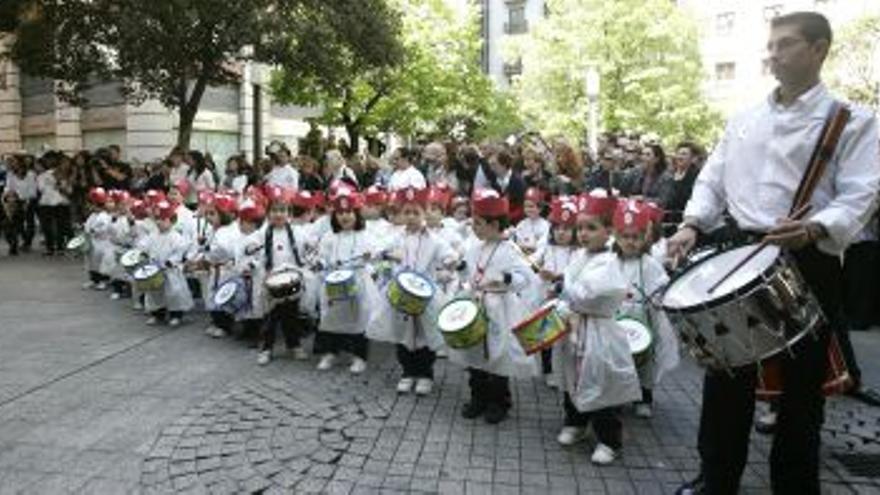 Cientos de espectadores en una procesión infantil