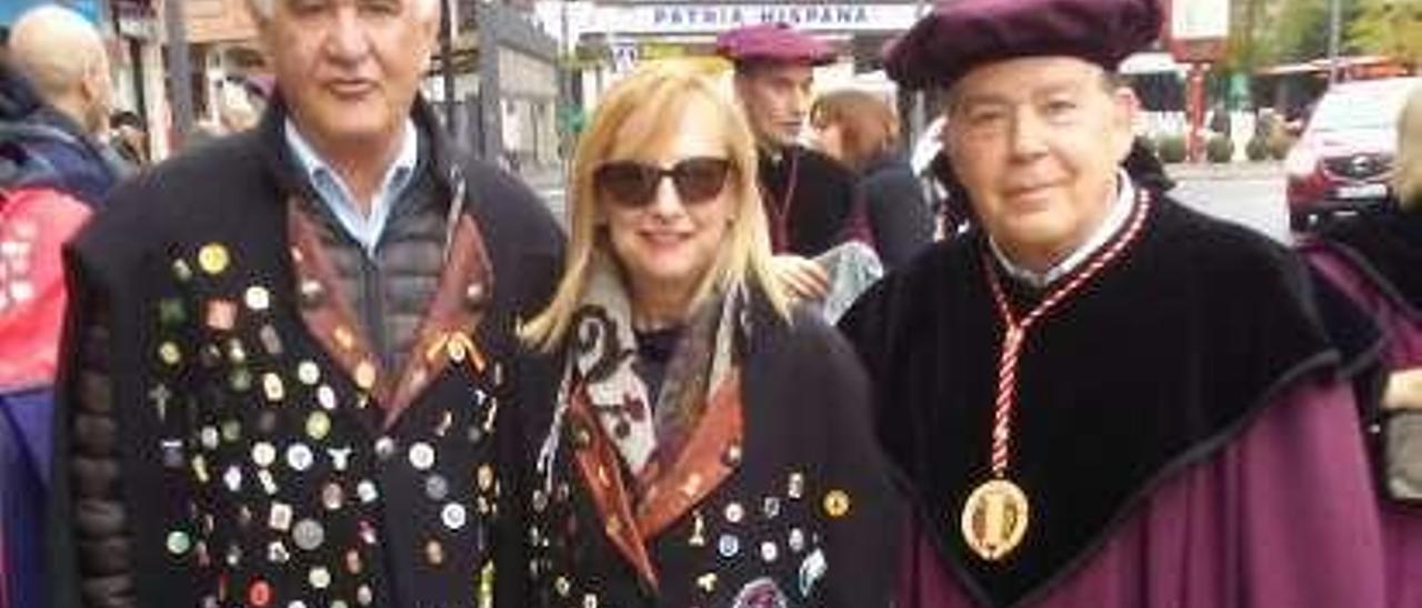 Quique Notario y Lupe García, con Javier Gracia Leria, gran maestre de la Cofradía del Vino de Rioja.