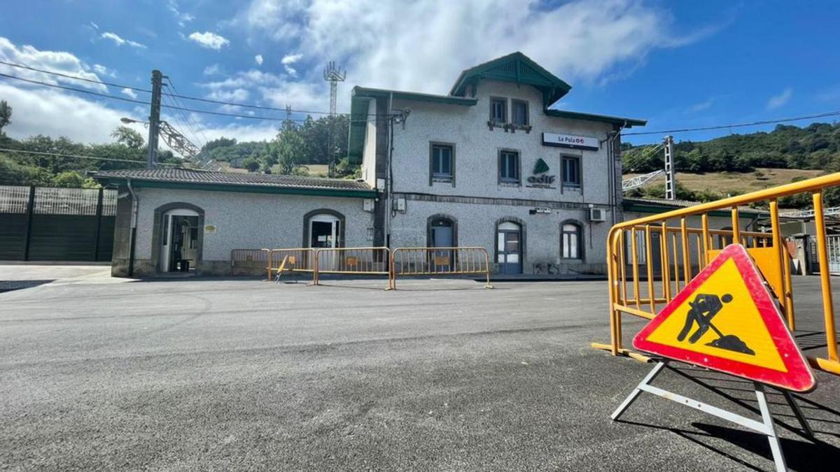 La estación actual, ayer, con el entorno recién asfaltado. | C. M. B.