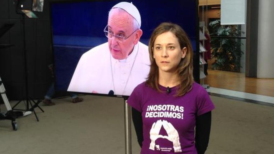 Marina Albiol, ante un plasma con el Papa en Estrasburgo.