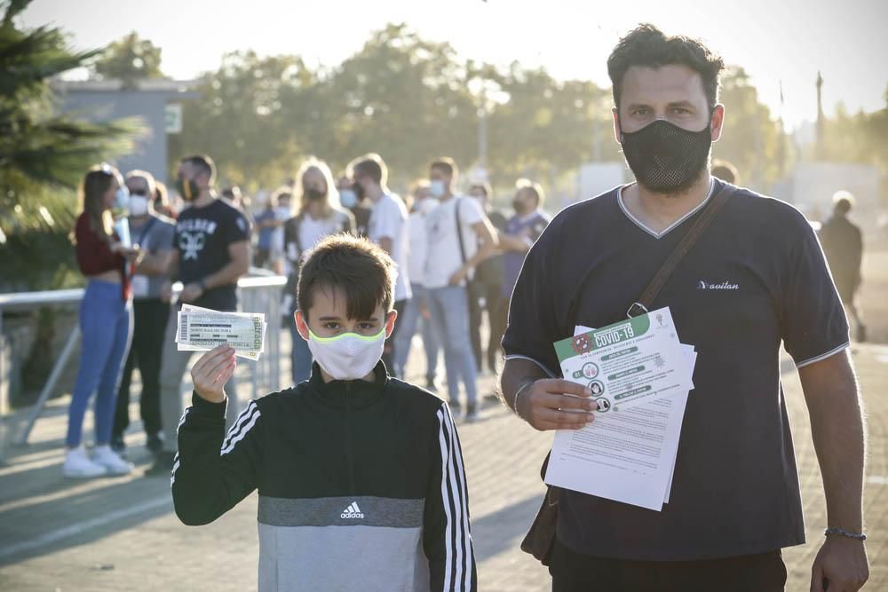 Largas colas en el Arcángel para recoger las primeras entradas de la era Covid