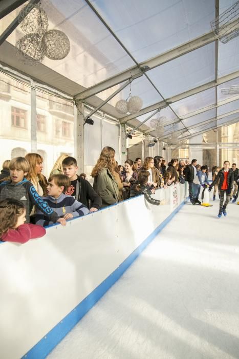 Ambiente en la pista de hielo de Oviedo